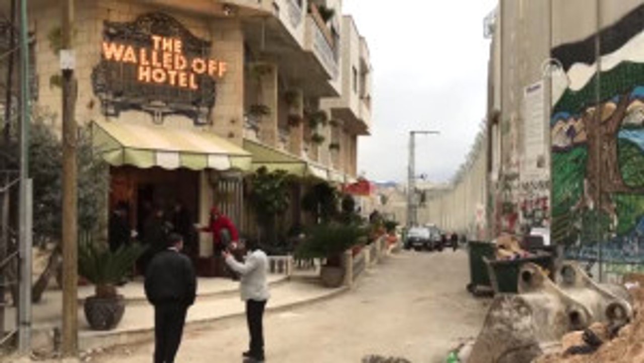 Batı Şeria'da Ayrım Duvarıyla Çevrili Otelde Banksy Izleri