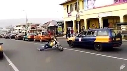 On peut le dire il maitrise sa moto lui... Incroyable