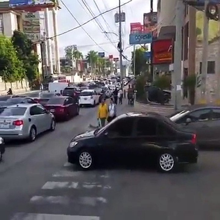Ils se vengent d'un automobiliste en marchant sur le capot de sa voiture.