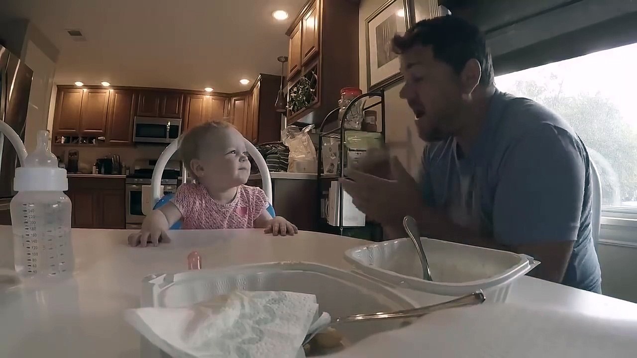 Tous les deux sourds, il apprend à sa petite fille Bayleigh comment chanter en langue des signes