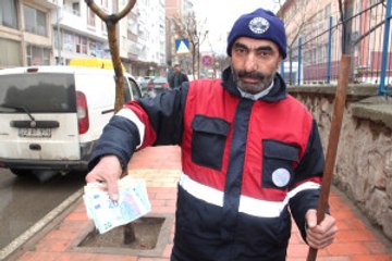 Kaldırımda Bulduğu Maaşı Değerindeki Parayı Anında Polise Teslim Etti