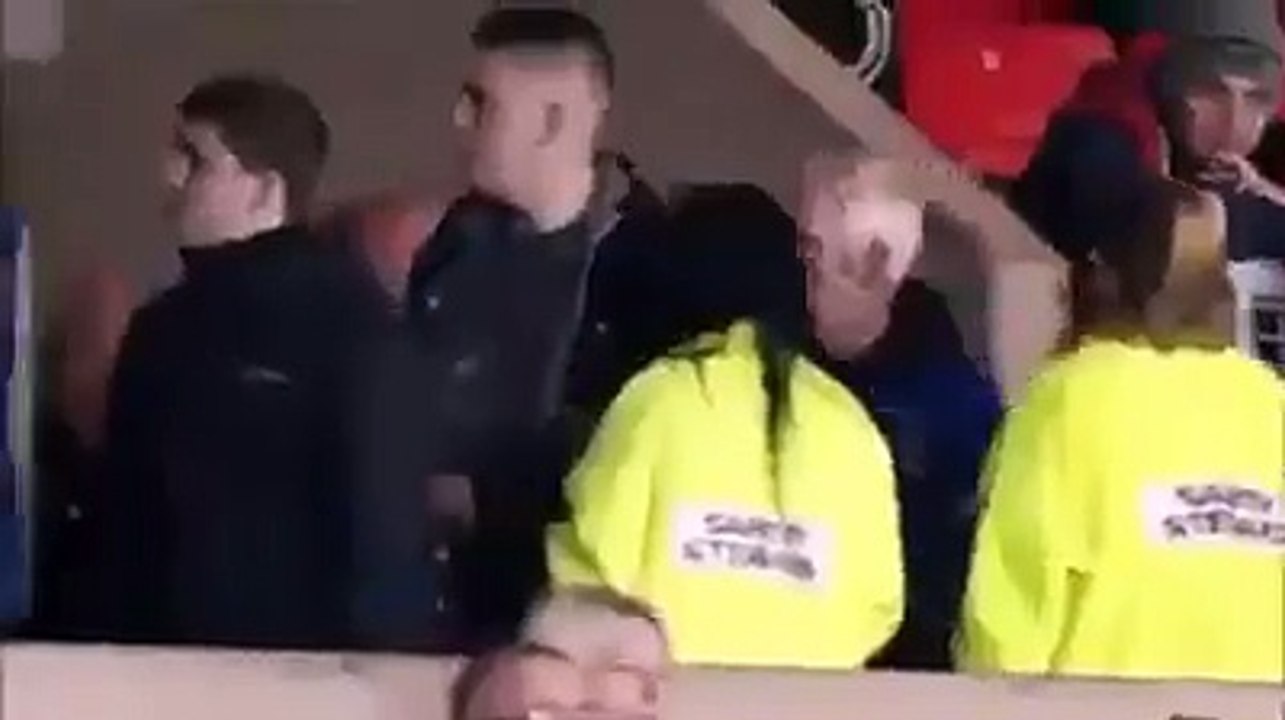 Ce supporter d’Everton a fait une belle crasse à une autre spectatrice