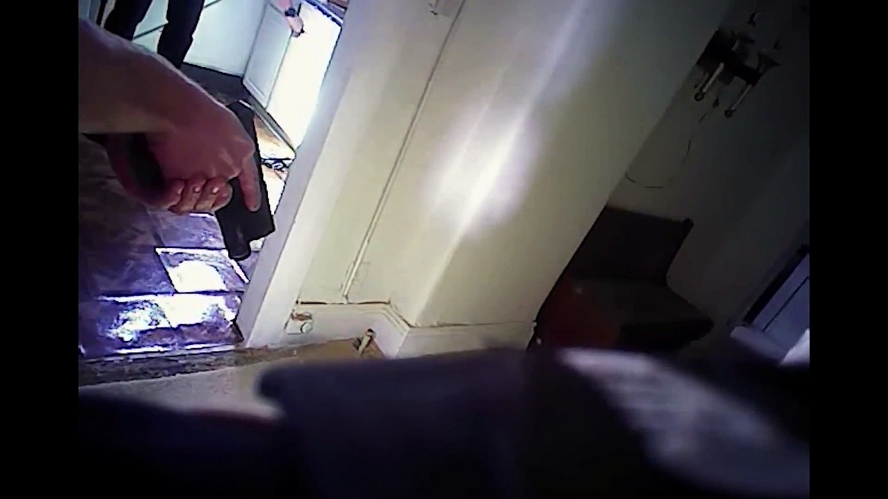 Assault de police d'intervention : suspect caché sous le matelas !