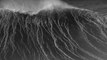 Ils surfent les plus grosses vagues du monde : 25 mètres, à Nazaré au Portugal