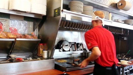 Descargar video: Ce mec fait la cuisine les yeux bandés en restaurant..