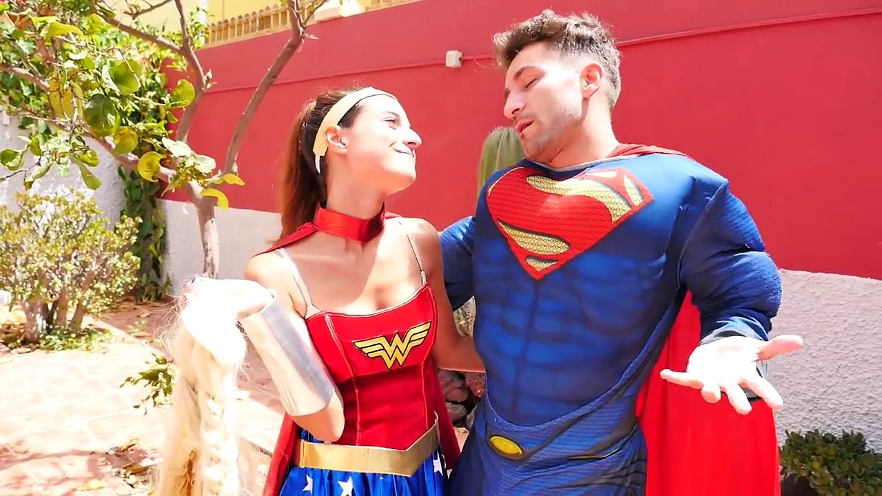 Frozen Elsa & Spidermans POOL KISS! w/ Joker Maleficent Spidergirl Princess Anna! Superhe