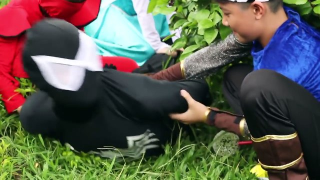 Детские Эльза против князя бороться неприятный Человек-Паук | Человек-Паук против детей крытая спортивная площадка в реальном