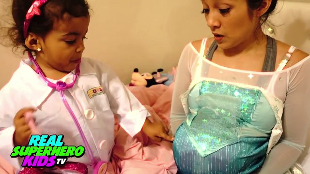 Беременных замороженные Эльза болеет против розовый Человек-паук Доктор ребенок Спайди, Человек-паук супергерой удовольствие