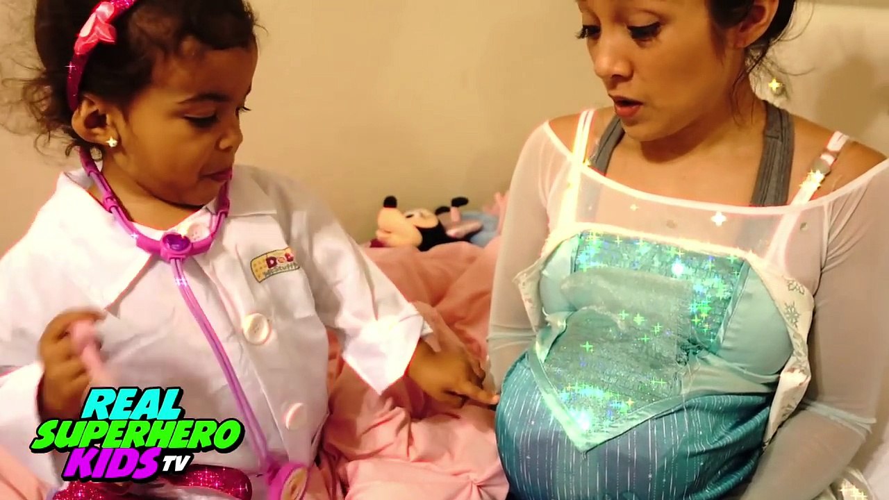 Беременных замороженные Эльза болеет против розовый Человек-паук Доктор ребенок Спайди, Человек-паук супергерой удовольствие