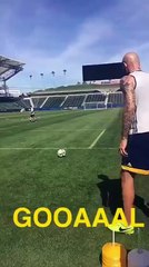 Van Damme trapt bal 'Messiaans' van achter doel binnen