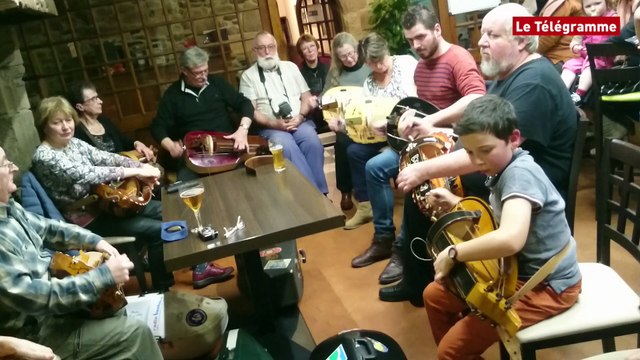 Jugon-les-Lacs (22). Un essaim de vielles à roue au bistrot