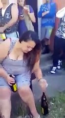 Ce couple se marie dans leur jardin, en short et claquettes une bière à la main