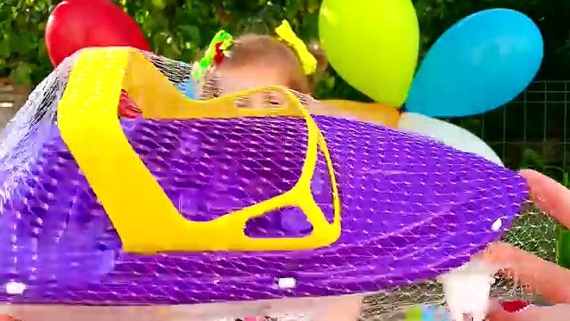 БАССЕЙН с ШАРИКАМИ Купаемся в Бассейне с горками Swimming Pool Water Slides Настюшик ОГРОМНЫЙ БАСЕЙН