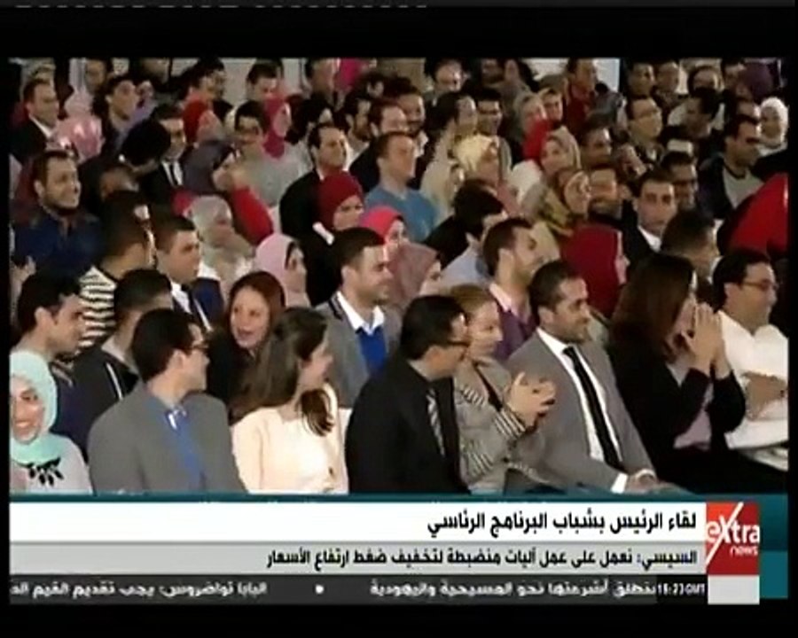 السيسي يقهقه ويدخل في نوبة ضحك ردا على سؤال حول الربيع العربي