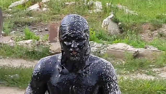 Découvrez comment il s’est mis dans un bassin rempli d’huile de moteur