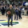 Un spectateur enchaîne les dunks acrobatiques !