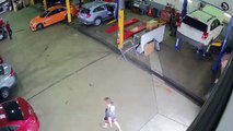 Il rentre dans un garage et vole une voiture tranquillement... No stress