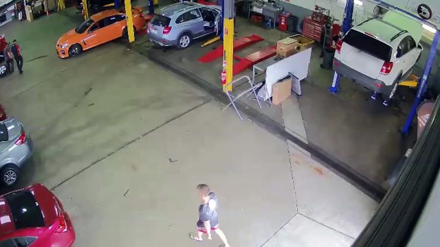 Il rentre dans un garage et vole une voiture tranquillement... No stress