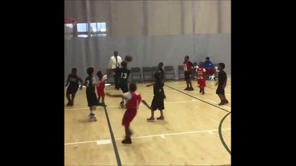 Ce coach impitoyable vient contrer un jouer de son équipe qui se trompe de panier !