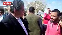 بالفيديو.. وزير الآثار يلتقط صورا مع أصغر عروسين من الآسر الوافدة من العريش