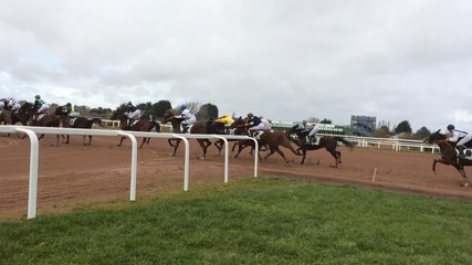 La course vue de la voiture suiveuse