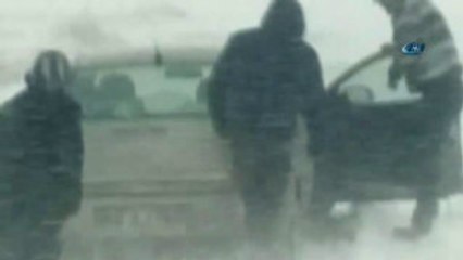 Kar ve Tipide Mahsur Kalan Aileyi Jandarma Kurtardı