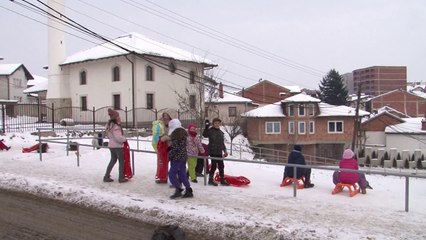 Fëmijet në Gjakovë i gëzohen borës - Lajme