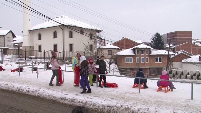 Fëmijet në Gjakovë i gëzohen borës - Lajme