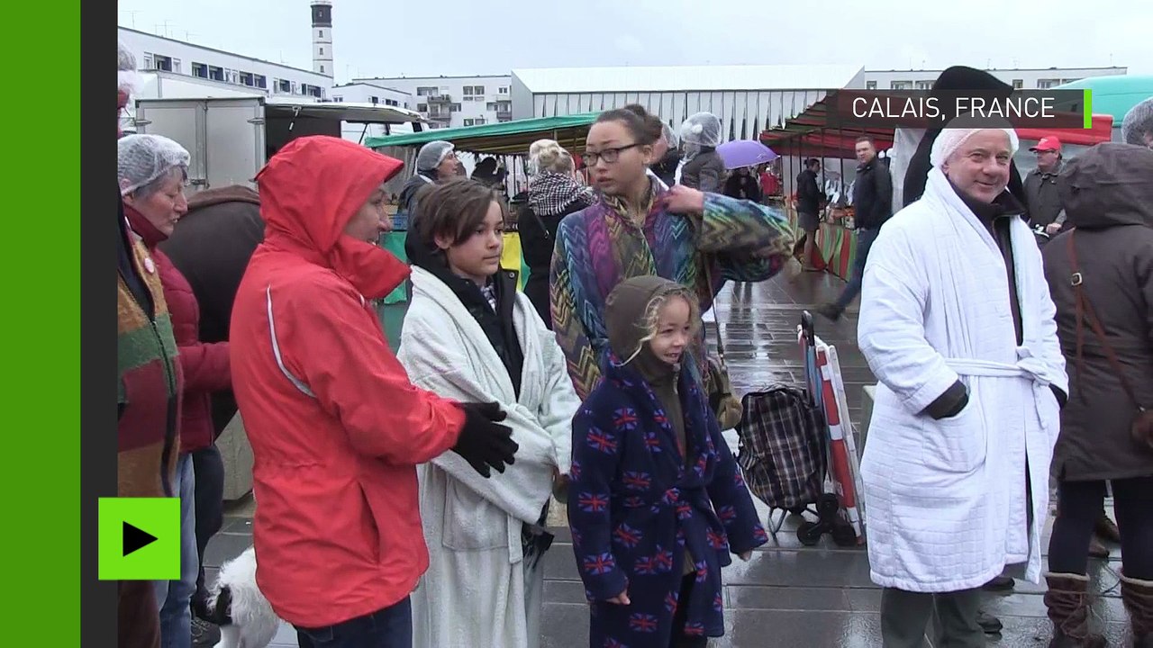 Des manifestants prennent une douche dans les rues de Calais contre le décret de Natacha Bouchart