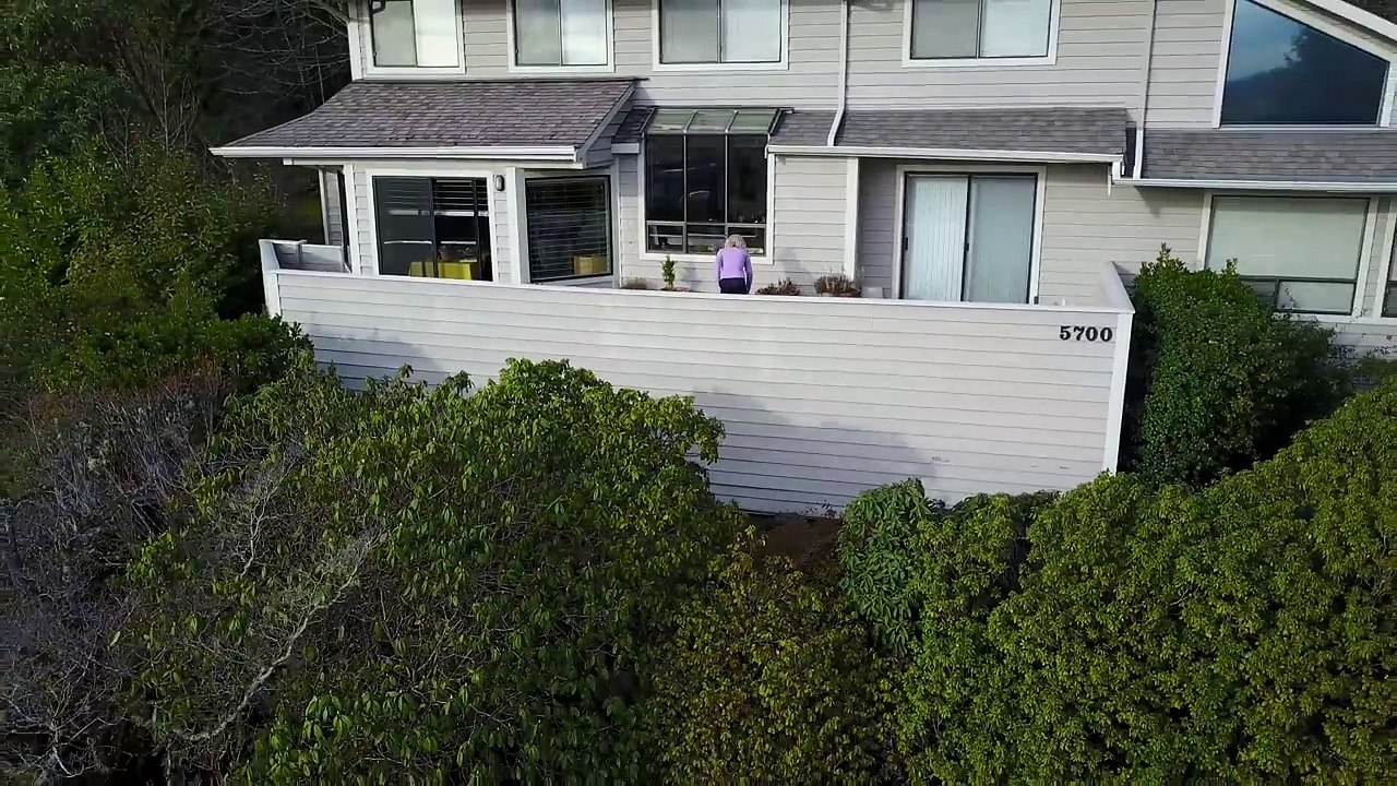 Un homme survole la maison de sa voisine avec un drone