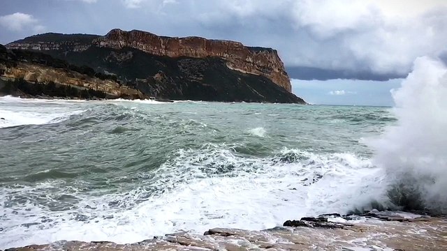 Les importantes vagues filmées à Cassis