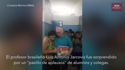 La emocionante ovación de los alumnos a un profesor que se retira tras 31 años de enseñanza