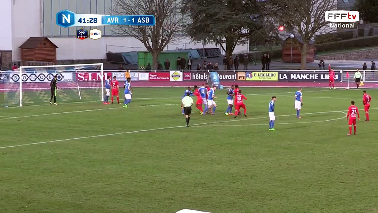 Corner dans les gants du gardien