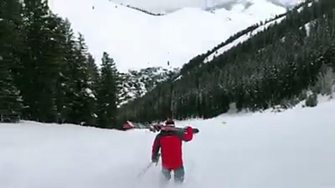 Un skieur descend une piste d'une façon incroyable !