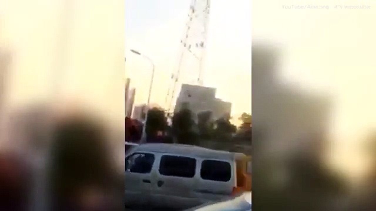 Il chute de 30 m après avoir pris 30 000 volts et se relève