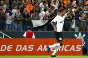Jô marca, Corinthians vence Santos e segue com boa campanha no Paulista