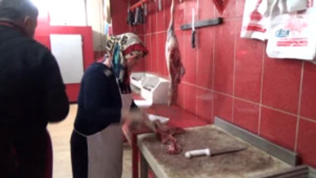 Siirt'in İlk Kadın Kasabı Erkeklere Taş Çıkarıyor