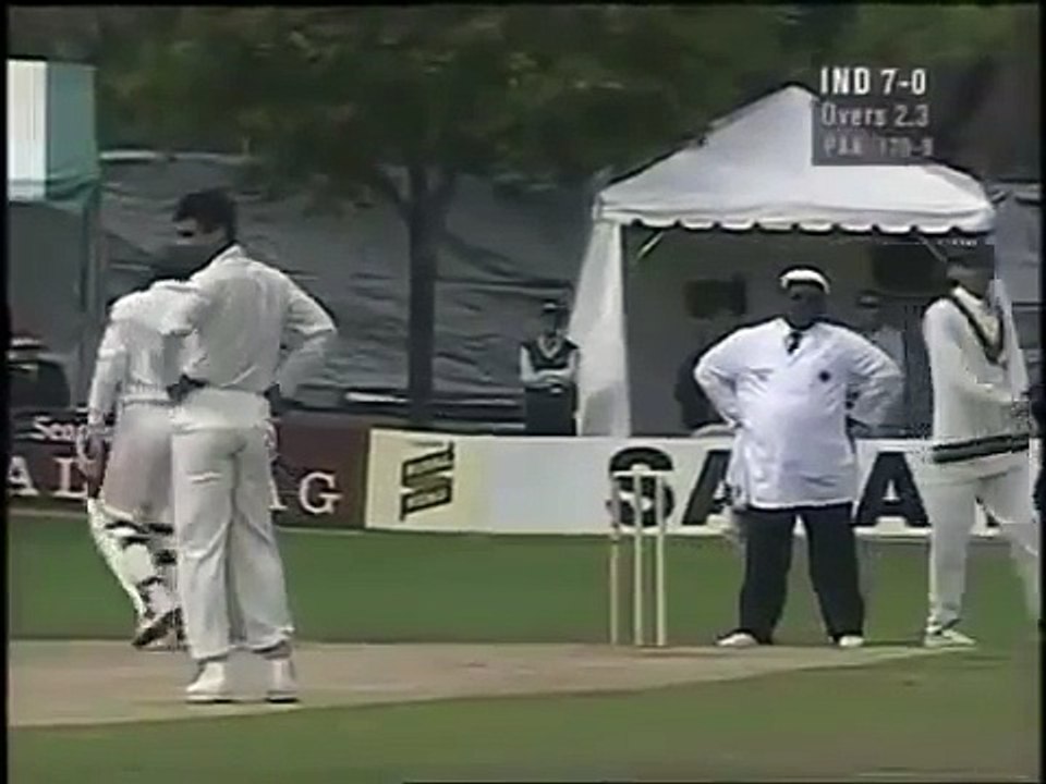 Sachin Tendulkar vs Waqar Younis how did he survive this over
