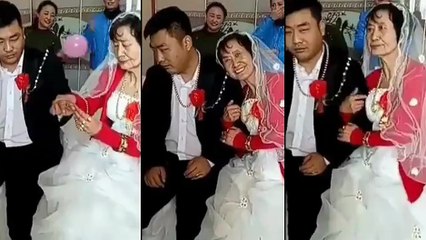 Un couple de jeunes mariés très heureux de leur union