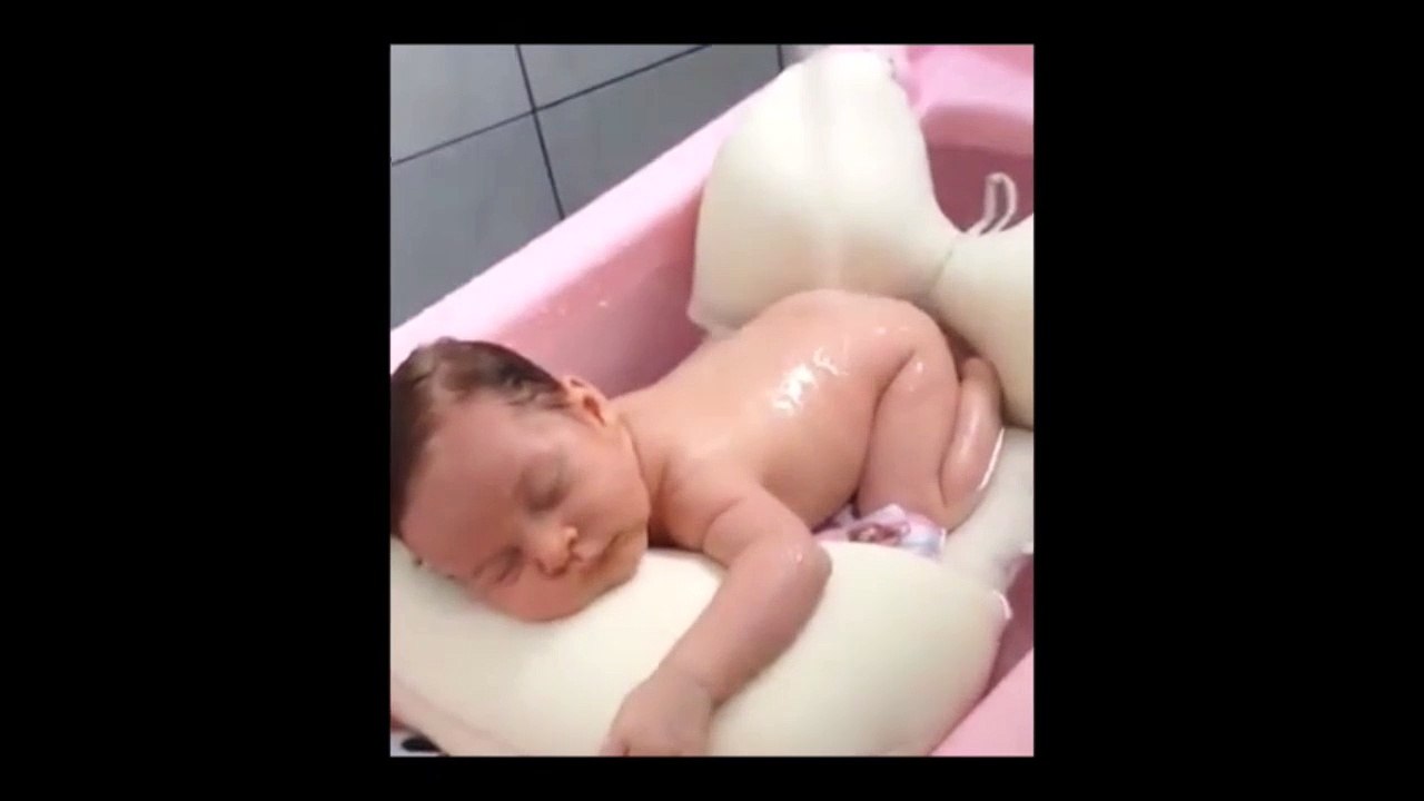 Ce bébé adore prendre son bain