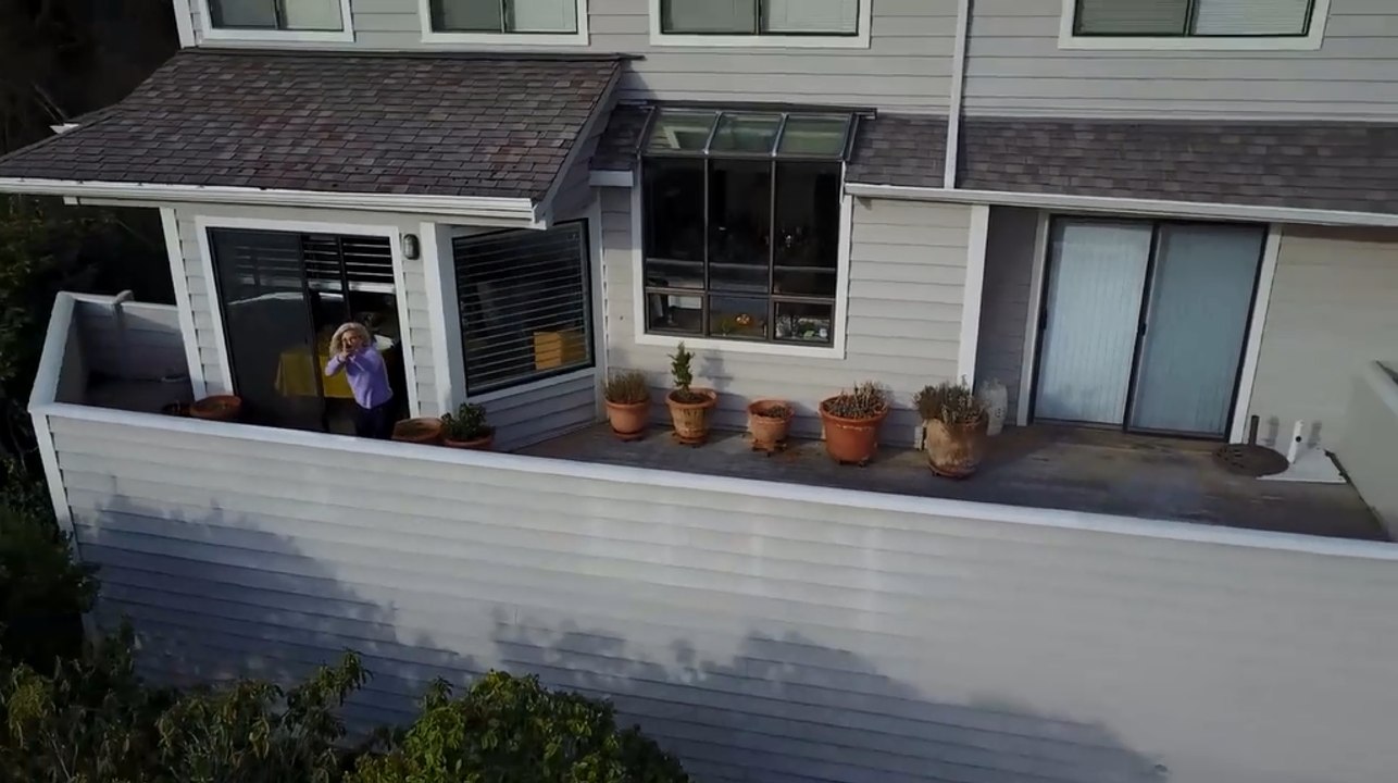 Il survole la maison de sa voisine avec un drone.