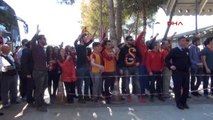 Galatasaray'a Havalimanında Taraftar Tepkisi