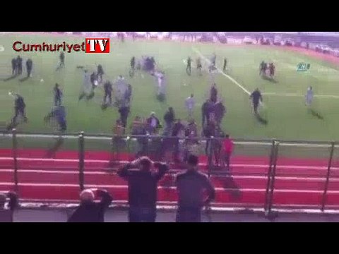 Yeşil saha boks ringine döndü