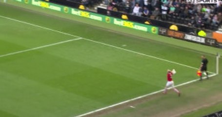 Barnsley Forması Giyen Marc Roberts Attığı Müthiş Taçla Asist Yaptı