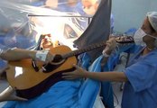 Beyin Tümörü Ameliyatı Olurken Gitar Çalan Adam Şaşkınlık Yarattı