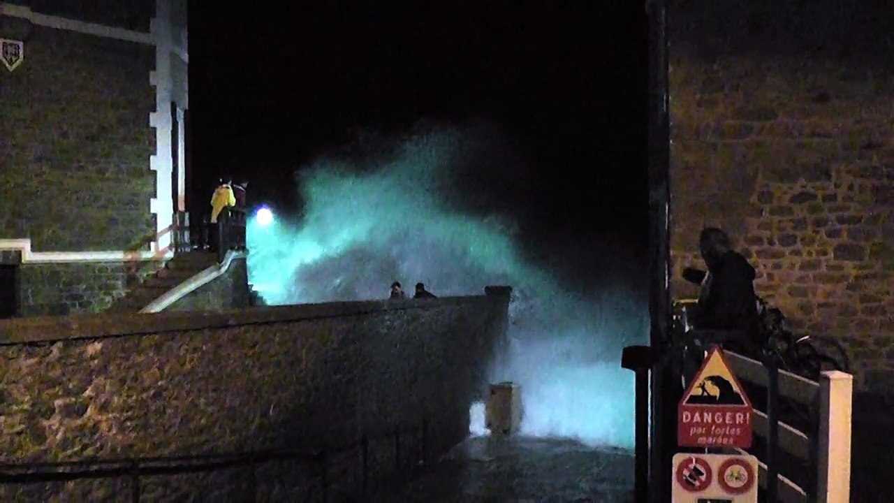 Des immenses vagues lors des grandes marées de Saint Malo pendant la tempête de 2014.