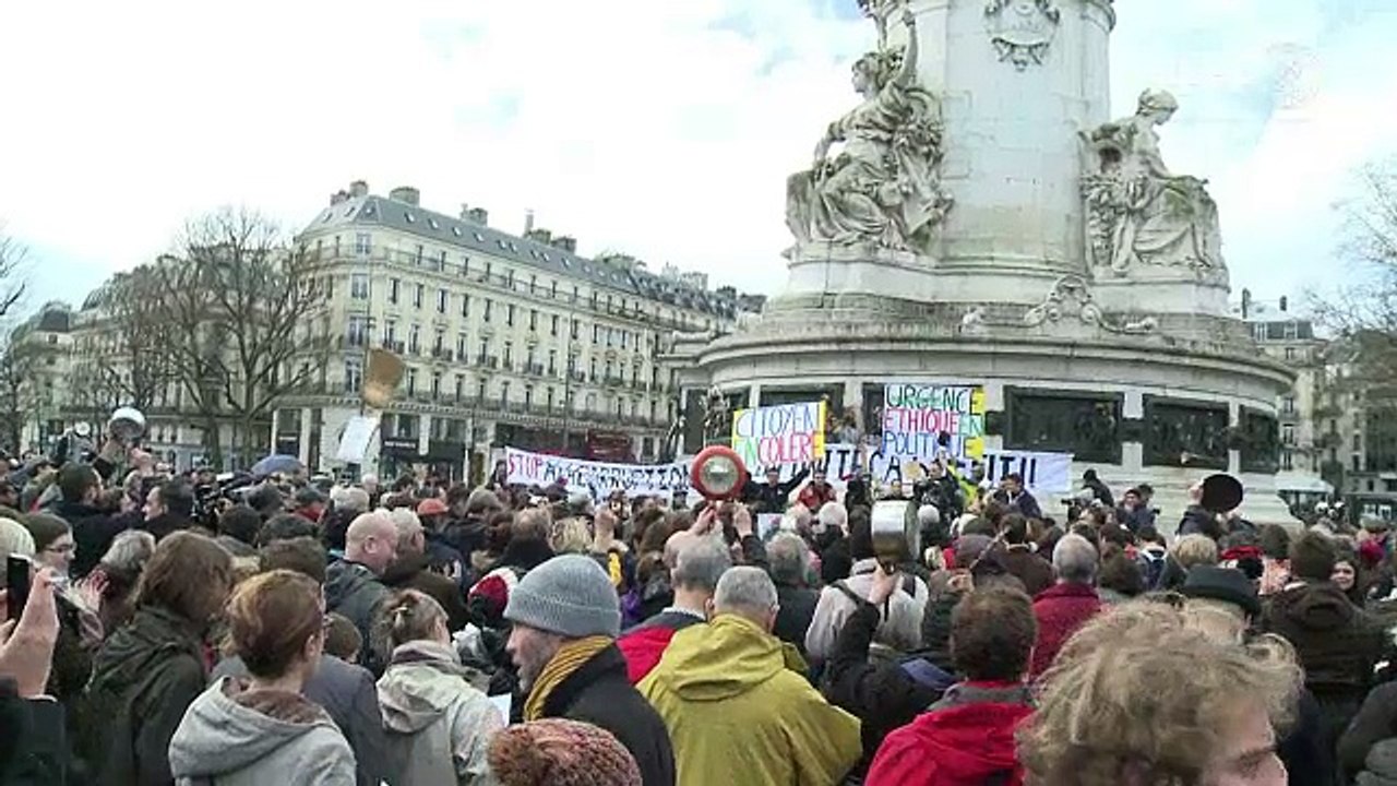 Contre-manifestation à Paris pendant le rassemblement pro-Fillon