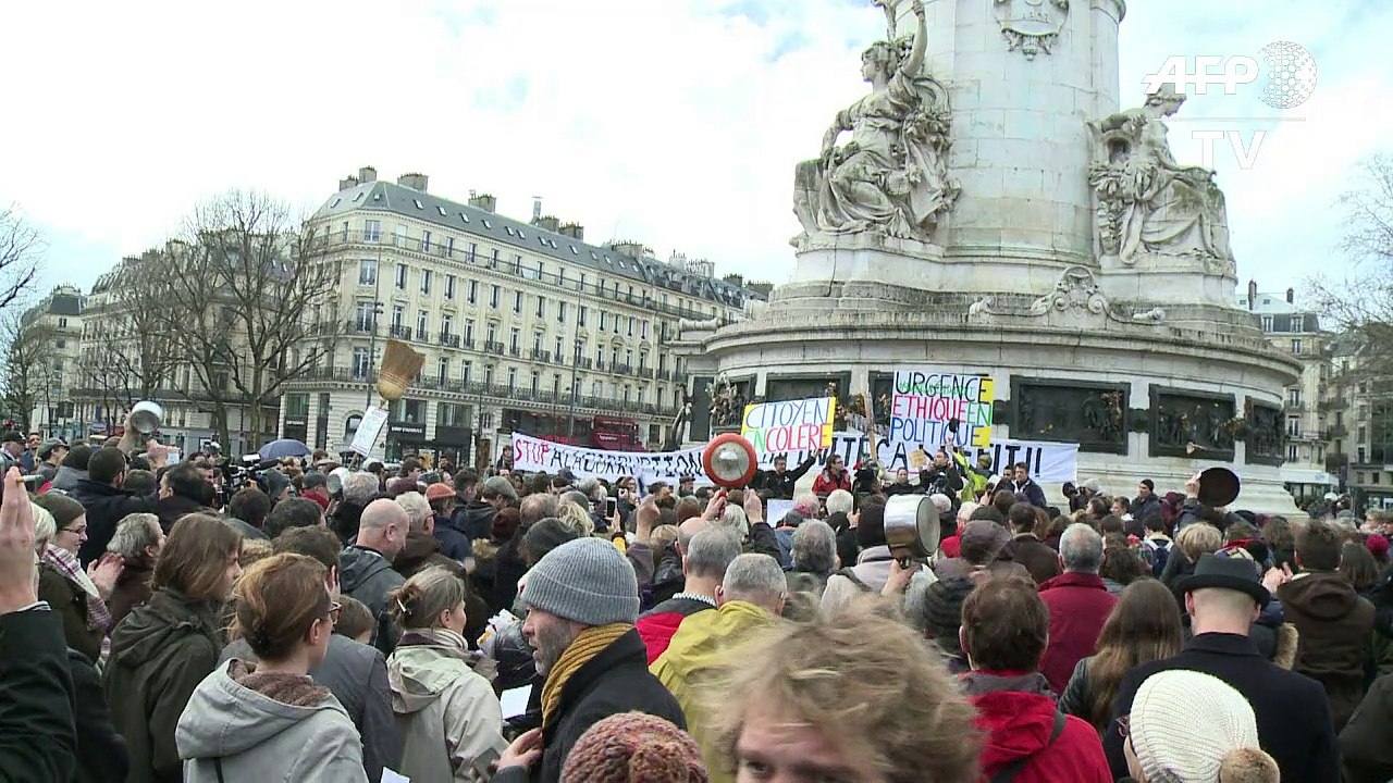 Contre-manifestation à Paris pendant le rassemblement pro-Fillon