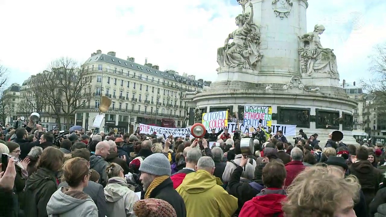 Contre-manifestation à Paris pendant le rassemblement pro-Fillon