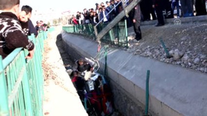 Otomobil Sulama Kanalına Devrildi: 3 Yaralı